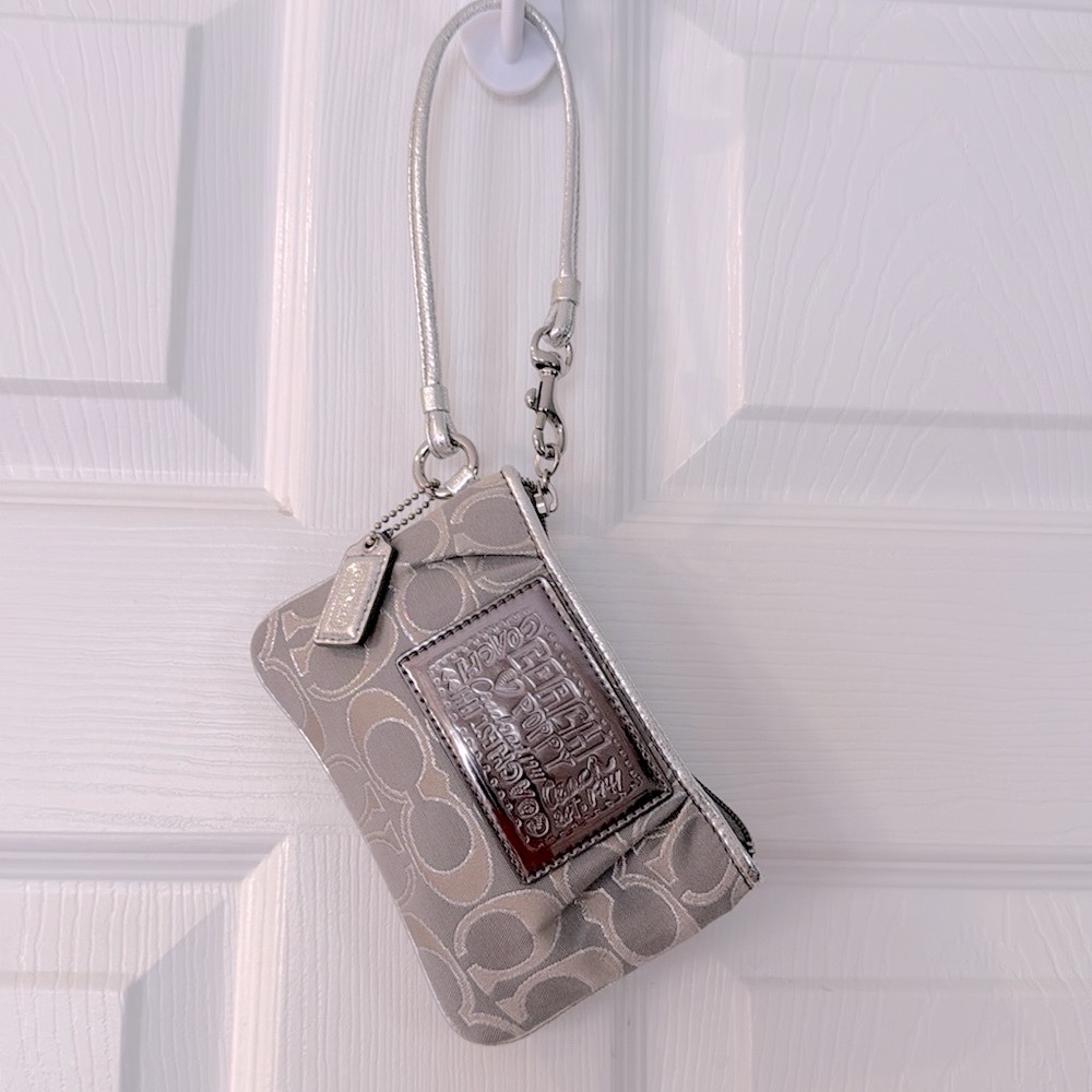 Coach Y2K Poppy Metallic Wristlet w/Hang Tag (EUC) (No Callouts) - Picture 3 of 17